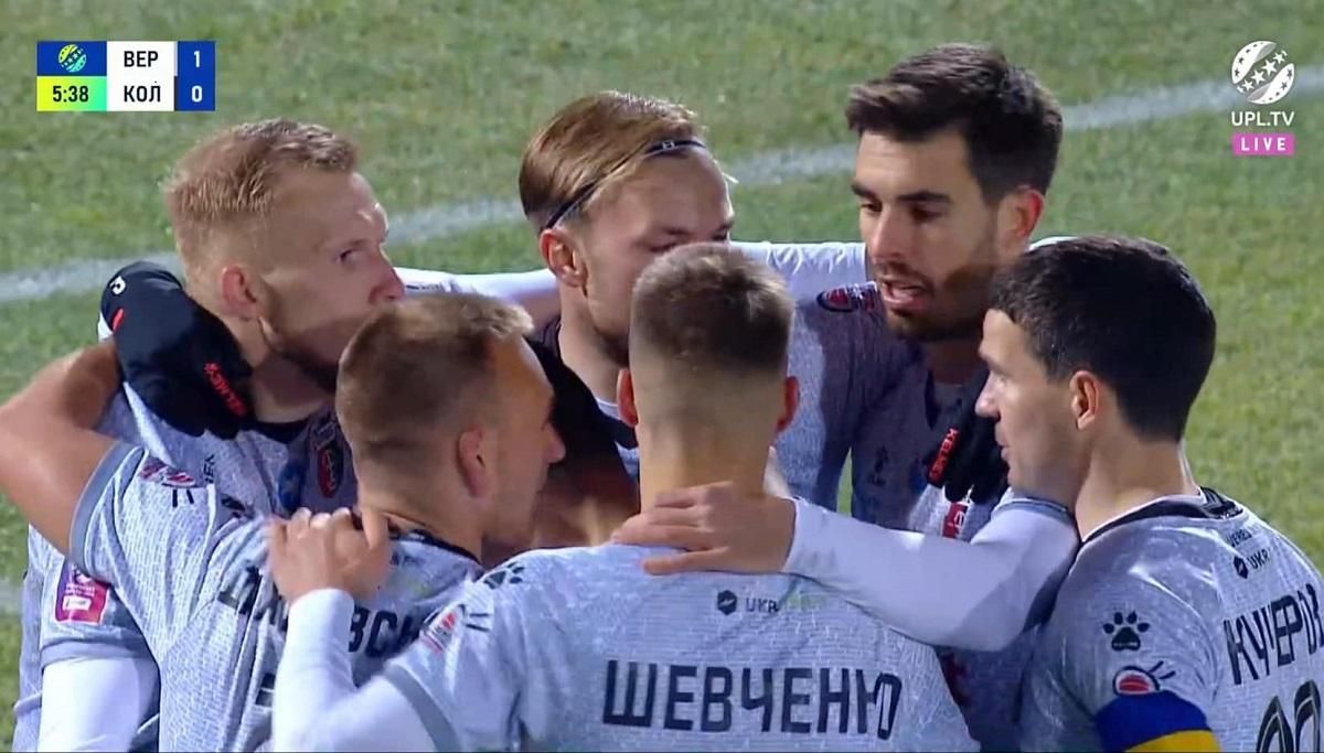 Игроки Вереса празднуют гол / Скриншот из трансляции