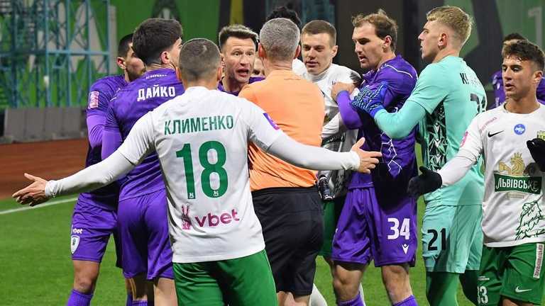 Богдан Кушніренко (в центрі) / ФК Карпати Богдан Кушніренко (в центрі) / ФК Карпати