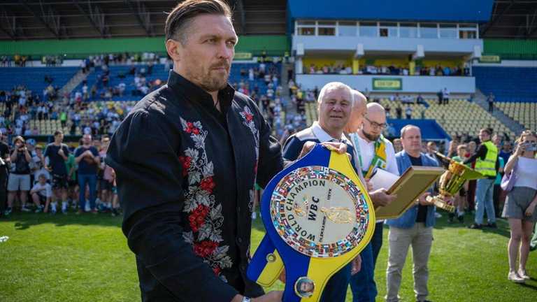 Александр Усик на стадионе в Житомире / Фото из открытых источников Александр Усик на стадионе в Житомире / Фото из открытых источников