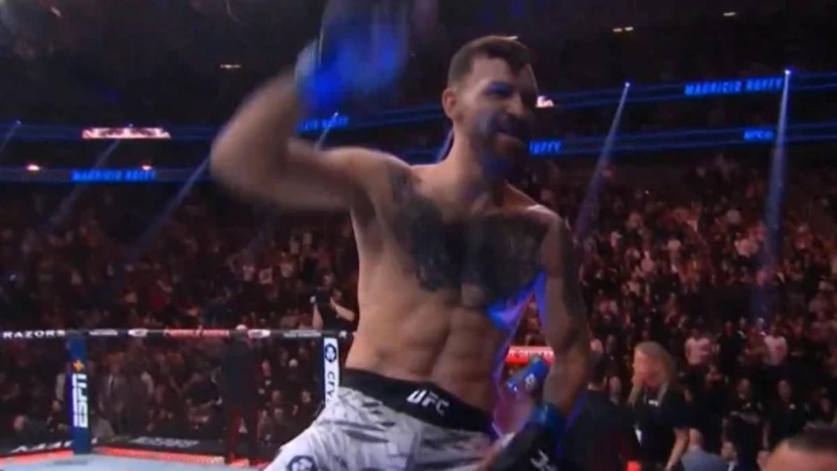 Маурісіо Руффі святкує перемогу над Кінгом Гріном / Фото kayo