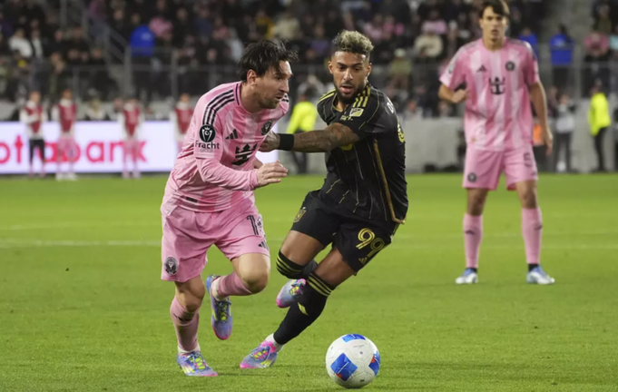 Ліонель Мессі проти опонента / Фото Mark J. Terrill / Associated Press Ліонель Мессі проти опонента / Фото Mark J. Terrill / Associated Press