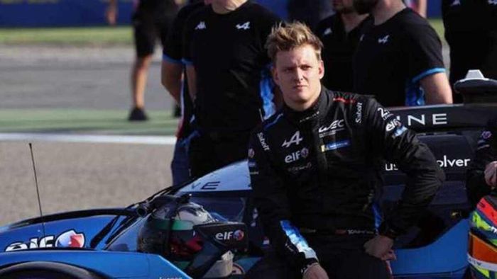 Син Шумахера натякнув на розставання з дівчиною – він зареєструвався в додатку для знайомств із зірками