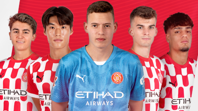 Владислав Крапивцов (по центру) / Фото ФК Жирона Владислав Крапивцов (по центру) / Фото ФК Жирона