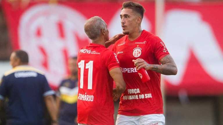 Ромаріо та Ромаріньо / фото: DANIEL RAMALHO/AFP via Getty Images Ромаріо та Ромаріньо / фото: DANIEL RAMALHO/AFP via Getty Images