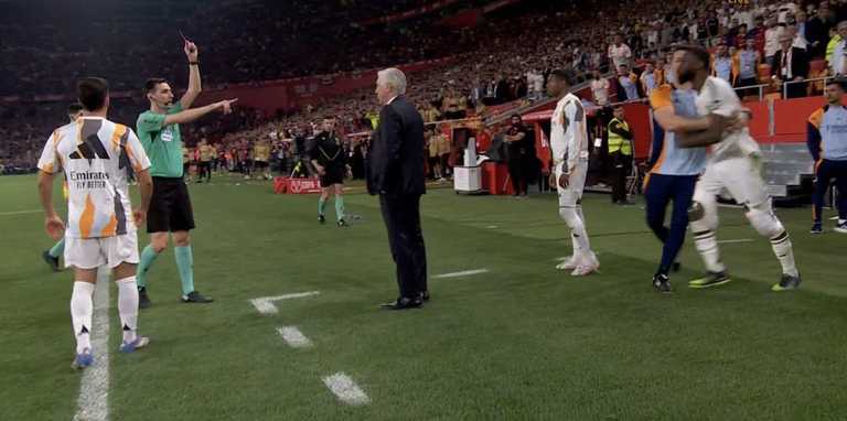 Арбітр показує червону Рюдігеру / Скріншот