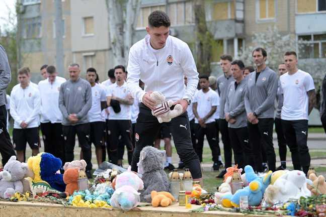 Игроки Шахтера чествуют погибших в Кривом Роге / Фото ФК Шахтер