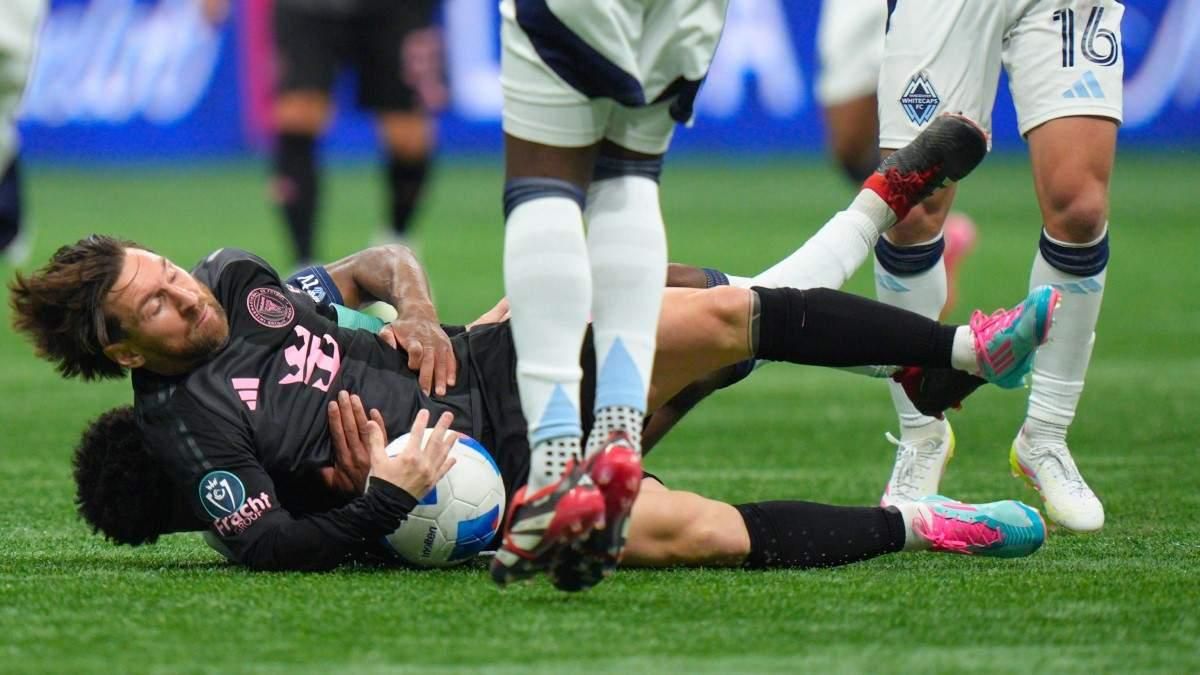 Лео Месси в борьбе против игроков Ванкувера / Getty Images