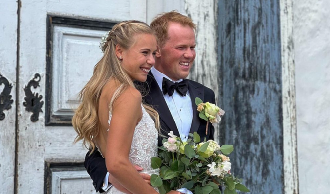 Зірковий біатлоніст вперше стане батьком – дружина показала вагітний животик