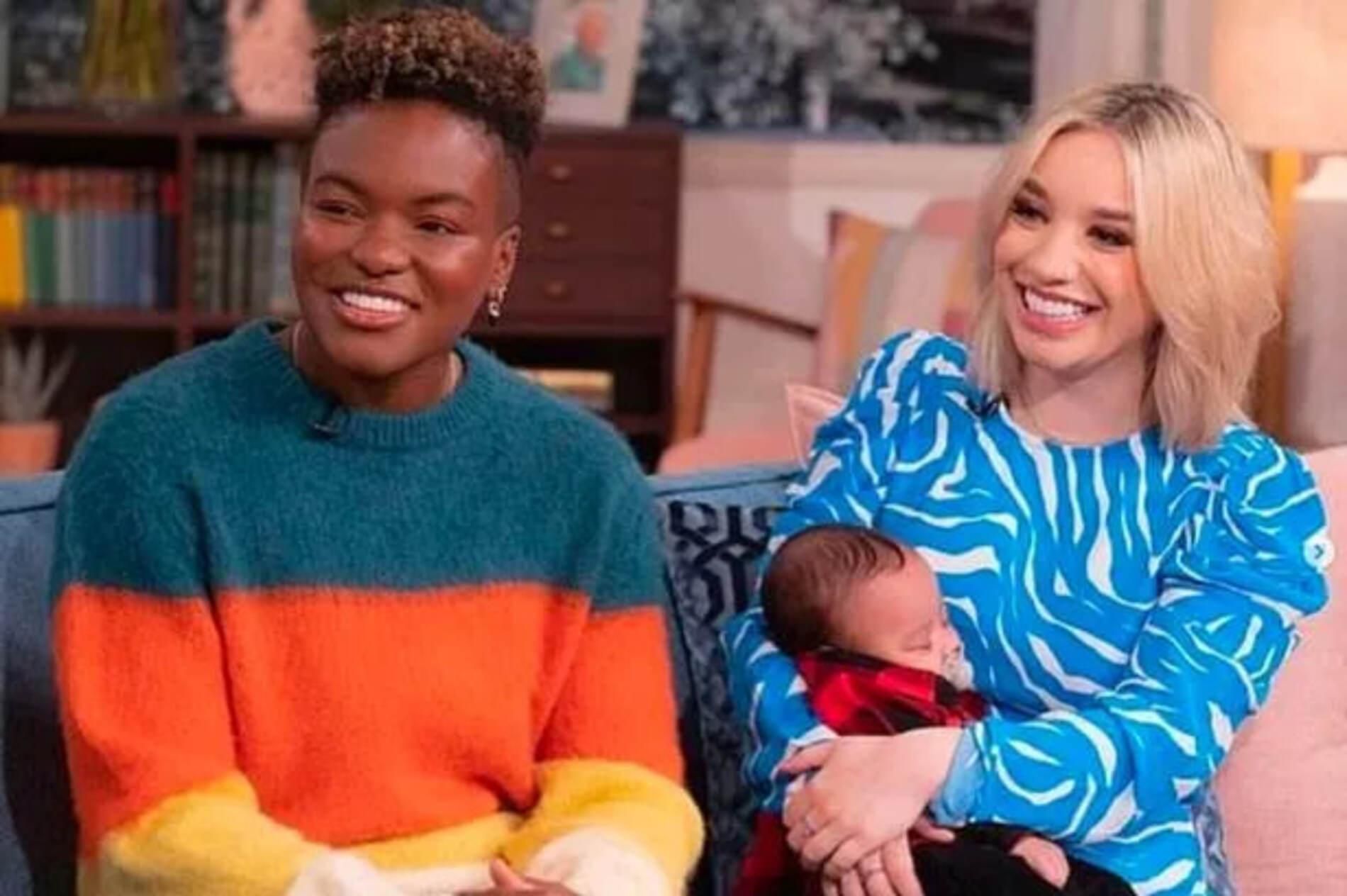 Никола Адамс с девушкой и ребенком / Скриншот