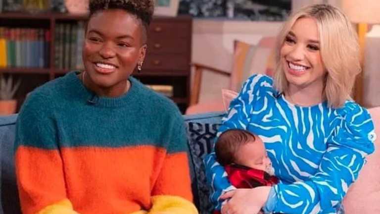 Никола Адамс с девушкой и ребенком / Скриншот Никола Адамс с девушкой и ребенком / Скриншот