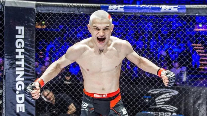 Непобедимый боец MMA брутально унизил своего соперника после победы, начав имитировать половой акт –видео
