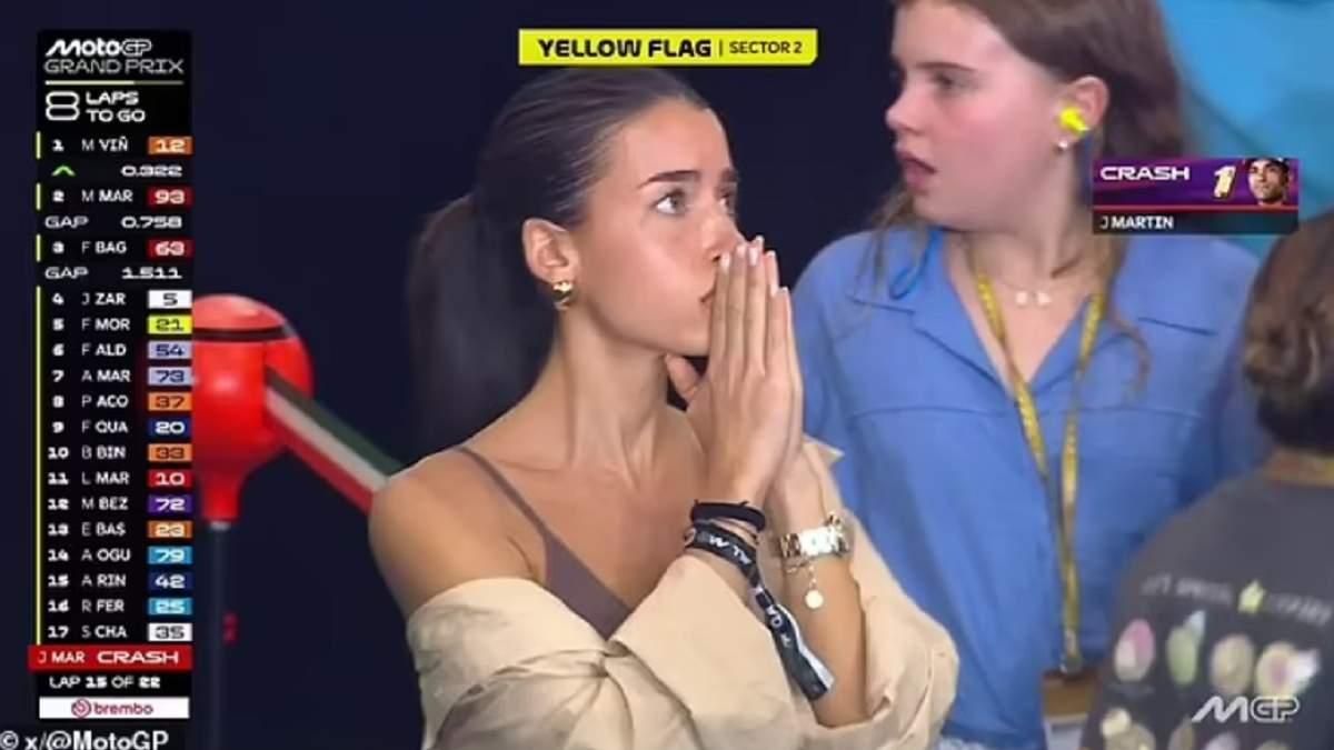 Дівчина Мартіна після його падіння / Скріншот Дівчина Мартіна після його падіння / Скріншот