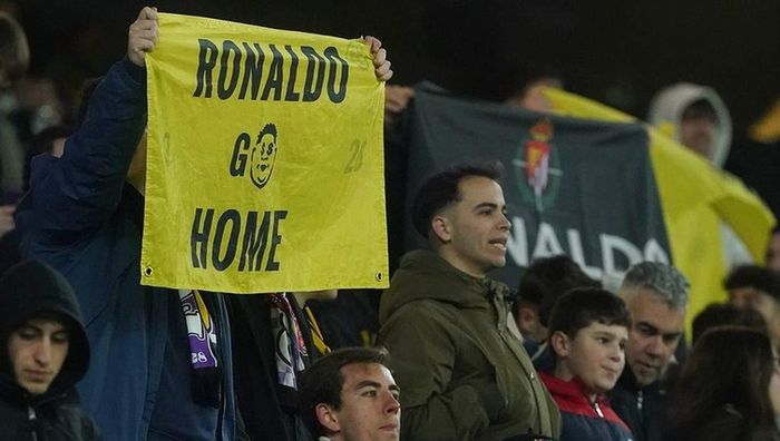 Роналдо виганяють з клубу власні вболівальники – перед матчем з Барселоною в хід підуть фальшиві банкноти Роналдо виганяють з клубу власні вболівальники – перед матчем з Барселоною в хід підуть фальшиві банкноти