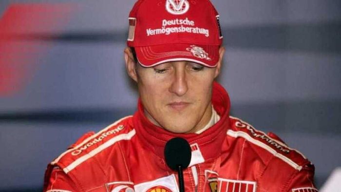 Шумахер с помощью жены подписал шлем легендарного чемпиона мира по Формуле-1 на благотворительный аукцион