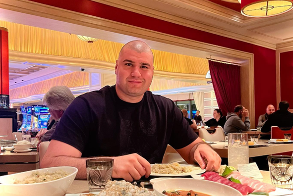 Непереможний хевівейтер нокаутував суперника, який важчий за нього майже на 60 кг – відео побиття