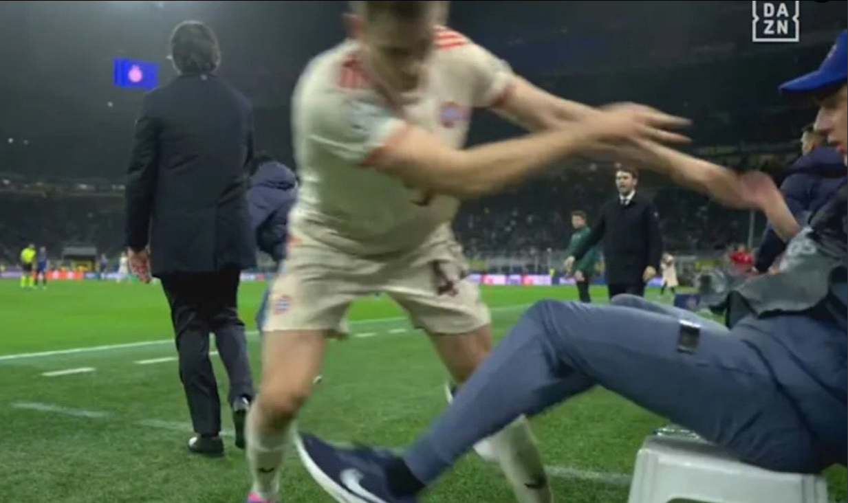 Станішіч штовхає болбоя / Скріншот