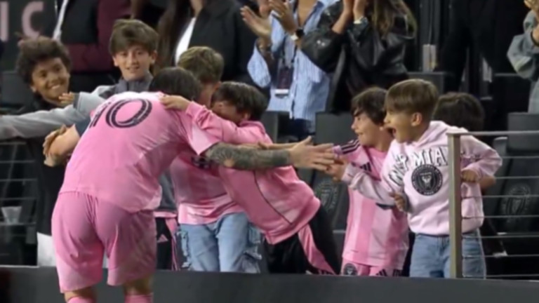 Мессі з дітьми / Скріншот Мессі з дітьми / Скріншот