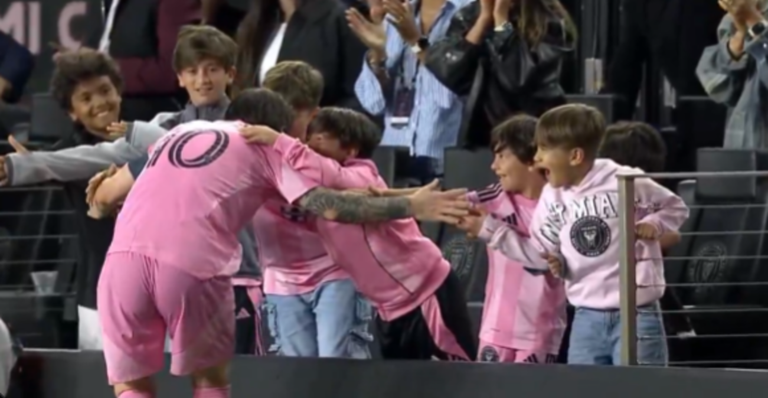 Мессі з дітьми / Скріншот