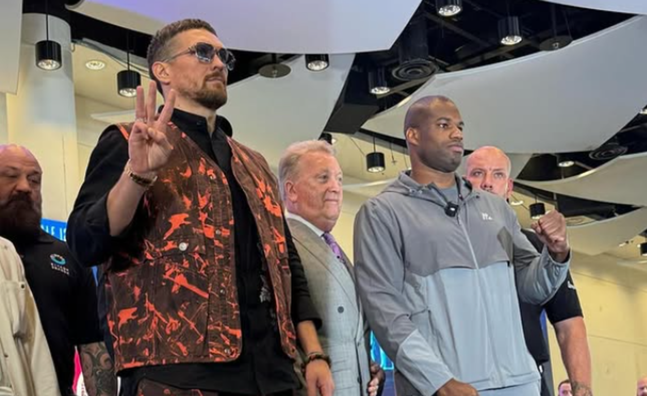 Усик жорстко потролив Дюбуа на прес-конференції, згадавши про скандальний удар нижче пояса