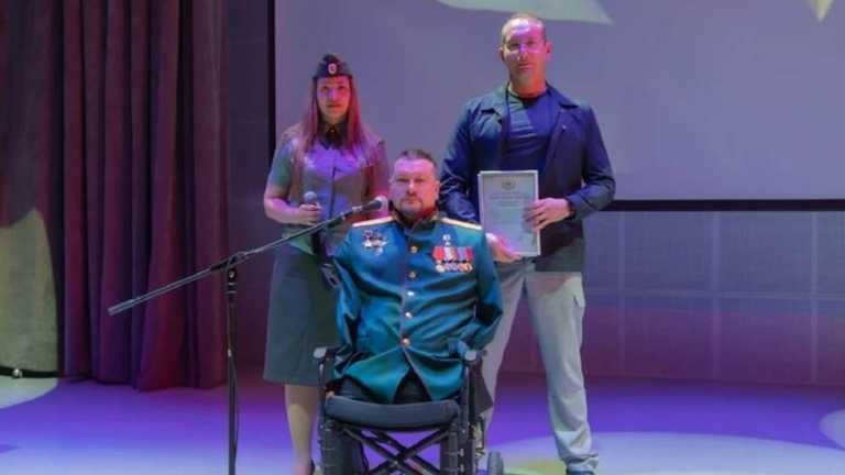 Максим Бахарєв в центрі / Фото російські ЗМІ Максим Бахарєв в центрі / Фото російські ЗМІ