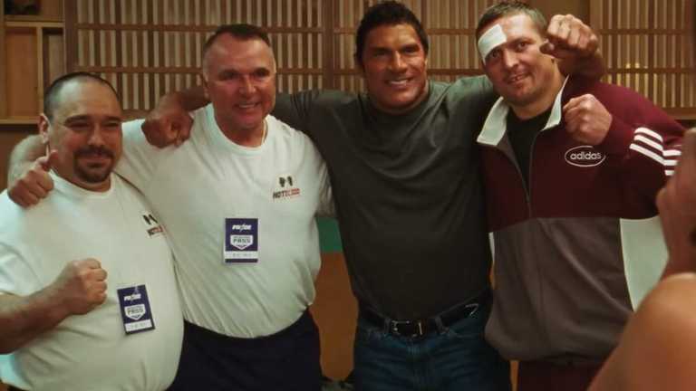 Усик (крайний справа) в образе Игоря Волчанчина / Скриншот Усик (крайний справа) в образе Игоря Волчанчина / Скриншот