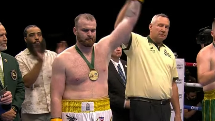Украинский боксер-гигант нокаутом во втором раунде победил на Гран-при WBC в Саудовской Аравии