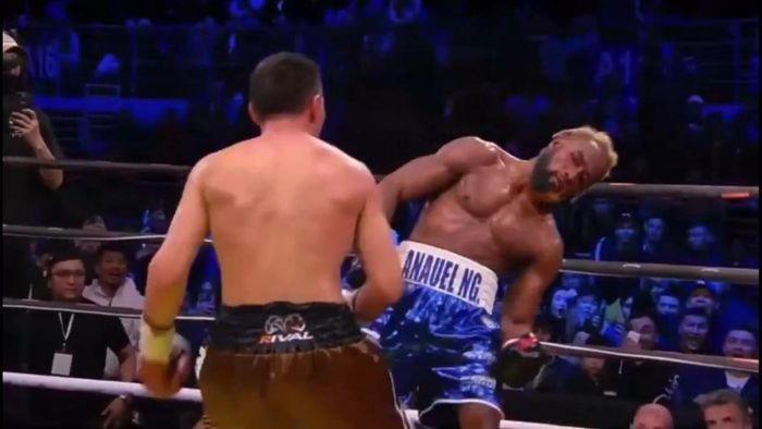 Непобедимый чемпион мира эффектным нокаутом защитил пояса – видео избиения