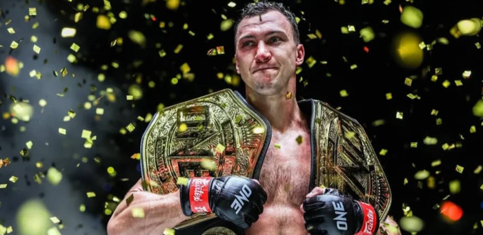 Український чемпіон світу з кікбоскингу відправив суперника у брутальний нокаут в першому раунді – відео побиття