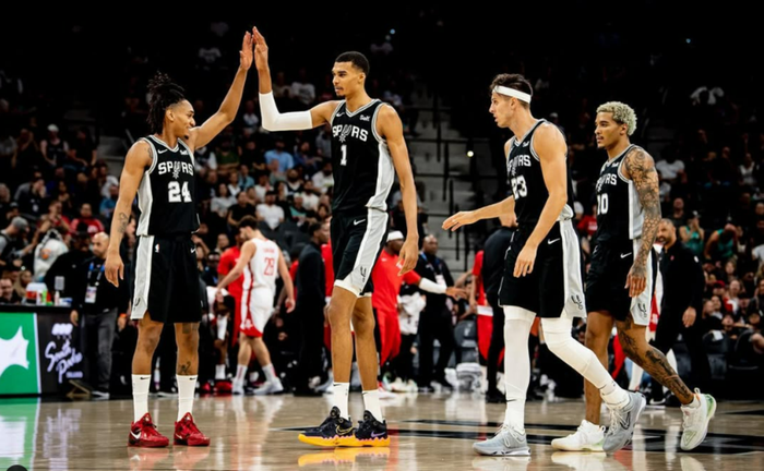 Виктор Вембаньяма (№1 на фото) / instagram.com/wemby/