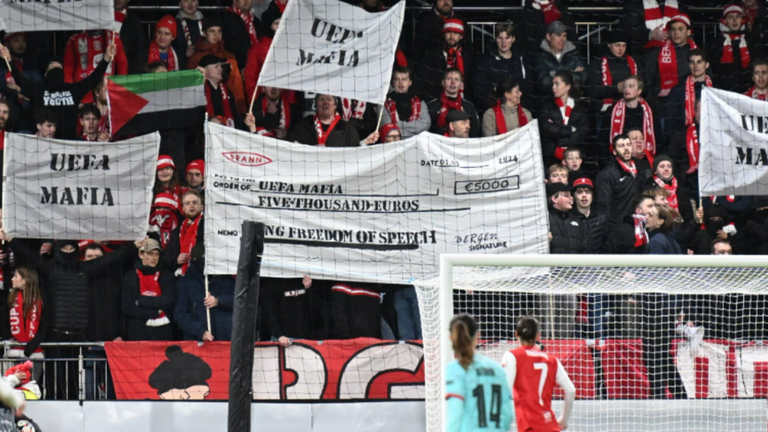 Болельщики Бранна с баннерами в адрес УЕФА / Скриншот Болельщики Бранна с баннерами в адрес УЕФА / Скриншот