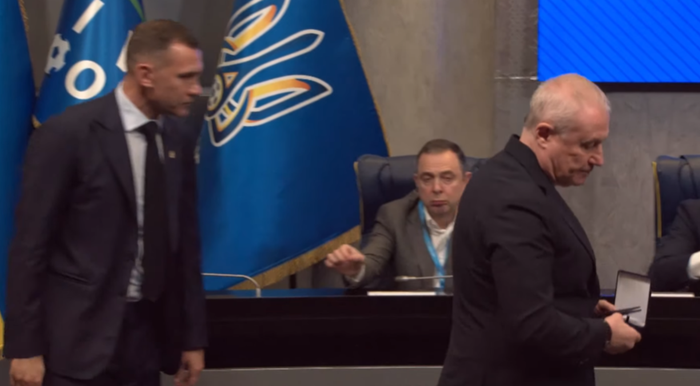 Шевченко нагородив Григорія Суркіса відзнакою "Легенда українського футболу"