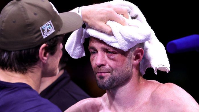 Экс-чемпион мира по боксу сенсационно проиграл в кровавой рубке и не поверил в решение судей