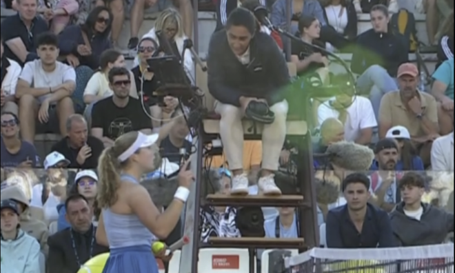 Оскаженіла російська тенісистка нарвалась на свист трибун – кидалась ракеткою та сварилась з суддею