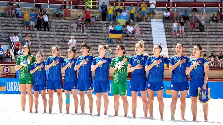 Жіноча збірна України з пляжного футболу / Фото АПФУ Жіноча збірна України з пляжного футболу / Фото АПФУ