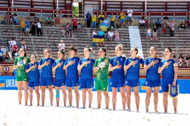 Жіноча збірна України з пляжного футболу / Фото АПФУ