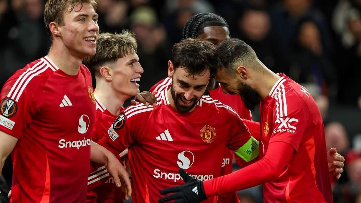 Бруну Фернандеш в обіймах партнерів / Getty Images