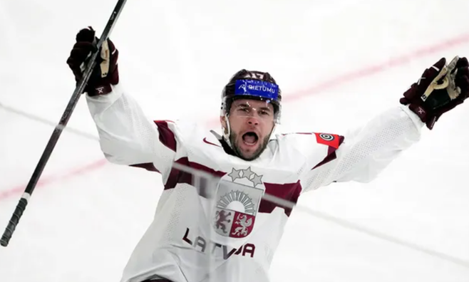 ЧС-2025 з хокею: Латвія закамбечила проти Франції, минулорічні фіналісти розгромно перемогли