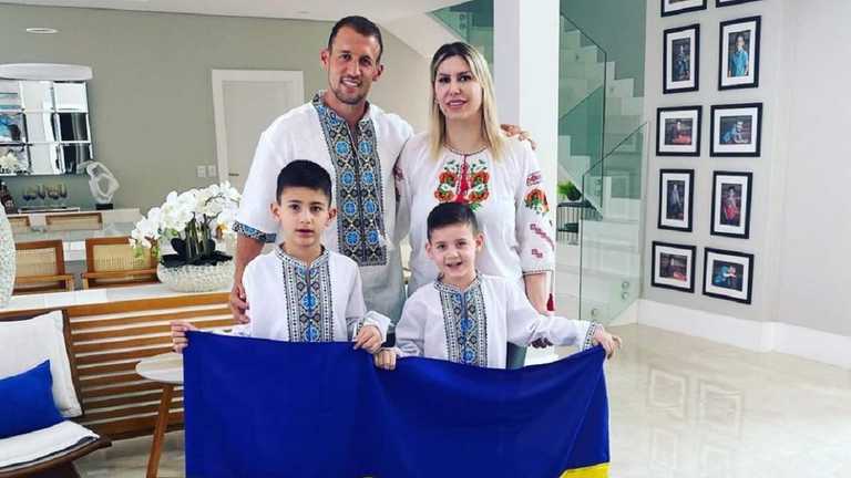 Семья Данило Силвы с украинскими символами / Фото из соцсетей Семья Данило Силвы с украинскими символами / Фото из соцсетей