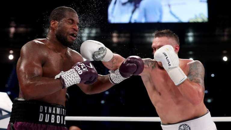 Усик атакує Дюбуа / Фото Getty Images