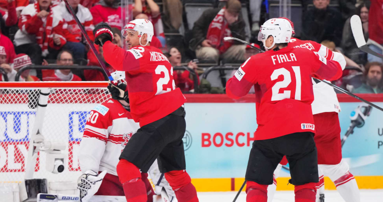 Збірна Швейцарії / IIHF / MATT ZAMBONIN