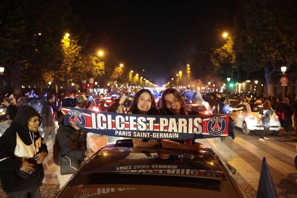Автомобиль въехал в толпу фанов ПСЖ после матча с Арсеналом в ЛЧ – видео ужаса в центре Парижа
