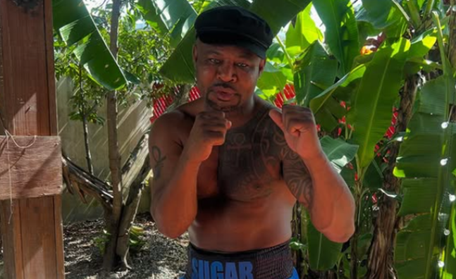 Легендарний екс-чемпіон світу з боксу повернеться на ринг у 53 роки