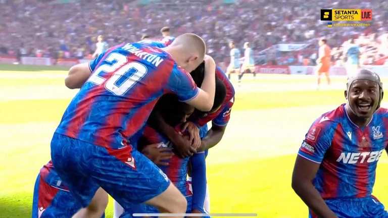 Гравці Крістал Пелас святкують гол / Скріншот з відео Гравці Крістал Пелас святкують гол / Скріншот з відео