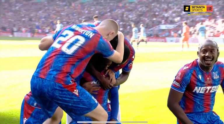 Гравці Крістал Пелас святкують гол / Скріншот з відео