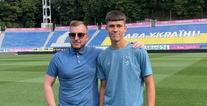 Игрок Динамо едва не свернул шею во время празднования гола – видео курьеза