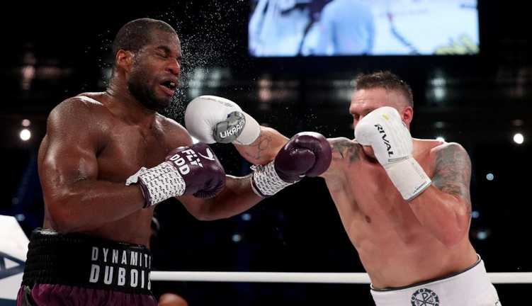 Усик атакует Дюбуа / Фото Getty Images