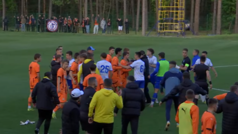 Сутичка між гравцями Динамо та Шахтаря / Скріншот Сутичка між гравцями Динамо та Шахтаря / Скріншот