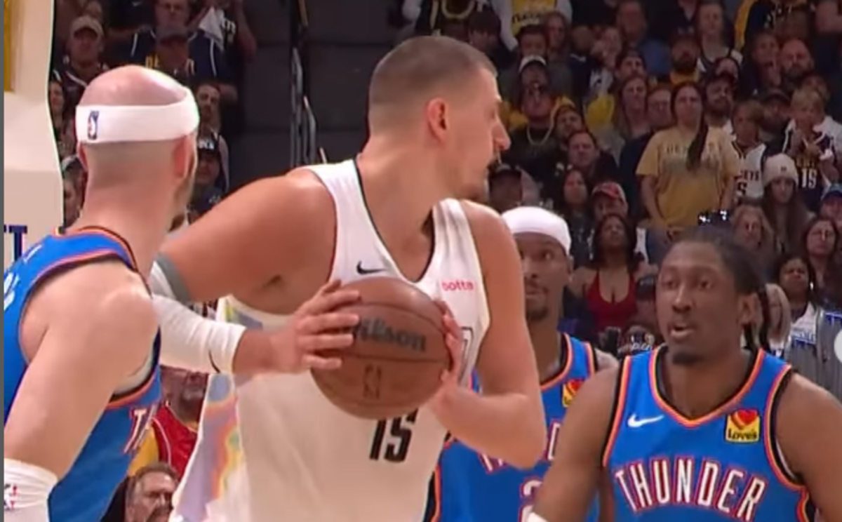 Йокич против игроков Оклахомы / Скриншот