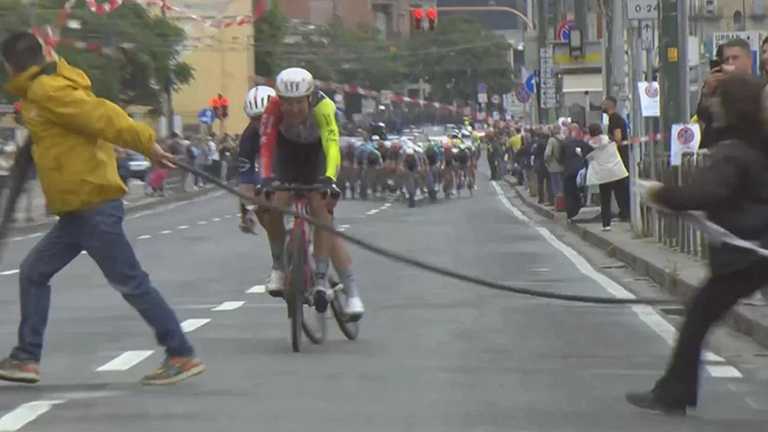 Протестующие перегородили дорогу на Джиро Д'Италия / Скрин Протестующие перегородили дорогу на Джиро Д'Италия / Скрин