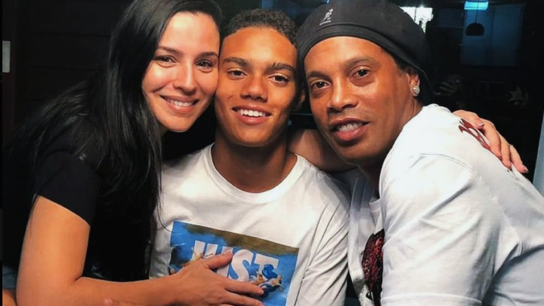 Жоау Мендеш с Роналдиньо / Фото из открытых источников Жоау Мендеш с Роналдиньо / Фото из открытых источников